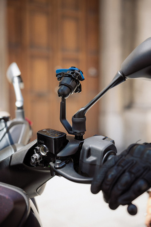 Podstawa montowana pod lusterko do skuterów i motocykli