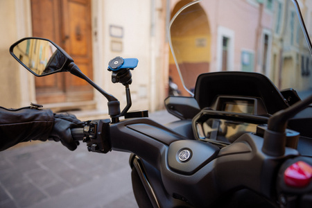 Podstawa montowana pod lusterko do skuterów i motocykli