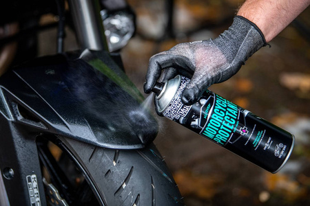 Muc-Off 608 - Motorcycle Protectant preparat zabezpieczający każdą powierzchnię pomiędzy myciami - 400ml