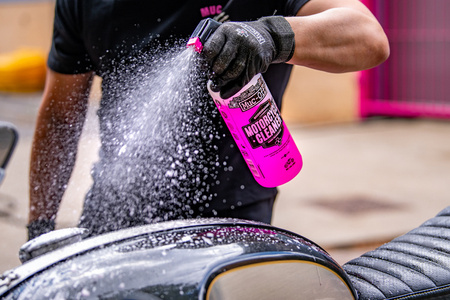 Muc-Off 664-CTJ - Biodegradowalny płyn do mycia motocykla z nanotechnologią z atomizerem - 1l - Nano Tech Motorcycle Cleaner