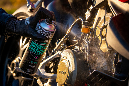 Muc-Off 608 - Motorcycle Protectant preparat zabezpieczający każdą powierzchnię pomiędzy myciami - 400ml
