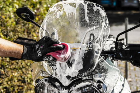 Muc-Off 300 - Próżniowo pakowana gąbka do mycia motocykla z mikroporami