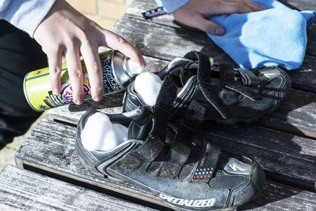 Muc-Off 199 - Pianka odświeżająca do kasku, butów i rękawic motocyklowych - 400ml - Foam Fresh