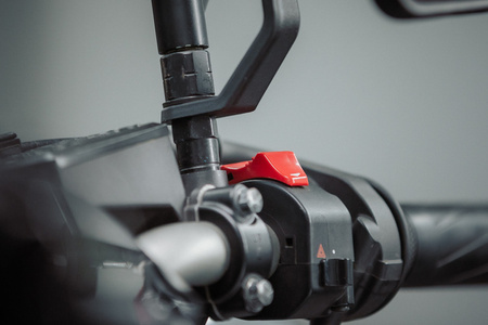 Podstawa montowana pod lusterko do skuterów i motocykli