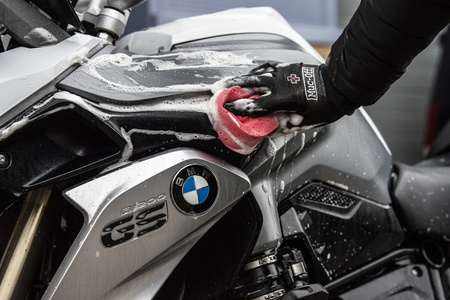 Muc-Off 300 - Próżniowo pakowana gąbka do mycia motocykla z mikroporami